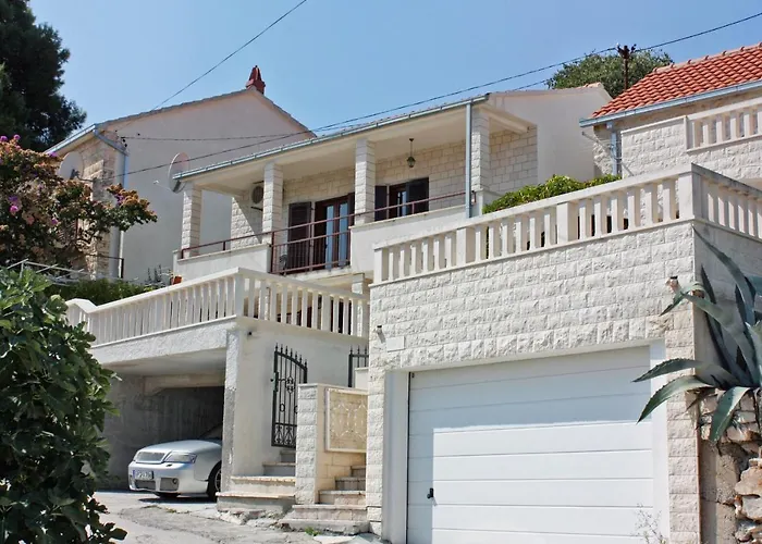 Apartments With A Parking Space Sutivan, Brac - 2846